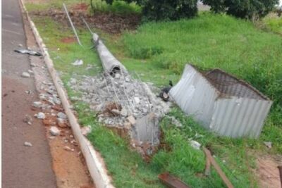 Imagem da notícia Ônibus colide com poste e interrompe fornecimento de energia em Paraíso das Águas